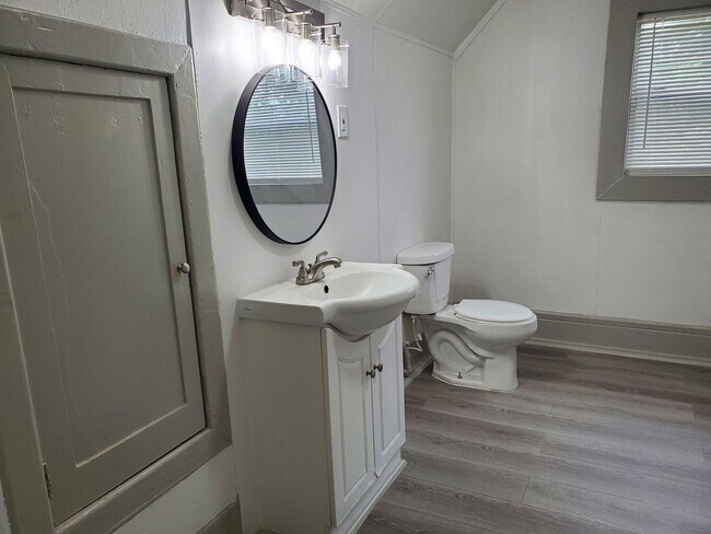 Building Photo - 1478 Johns St