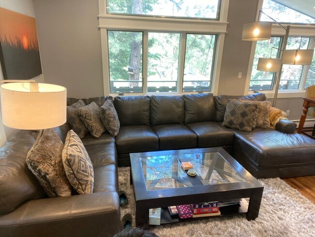 Building Photo - Executive Rental Fully Furnished PERFECT GETAWAY, MOUNTAIN RETREAT WITHIN TOWN!!