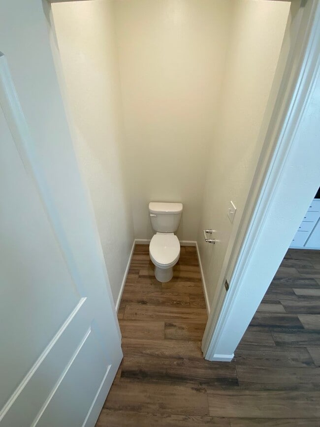 Building Photo - Gorgeous NEWER home between Tulare and Vis...