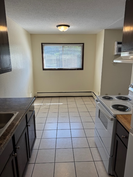 Building Photo - 995 St Albans St N