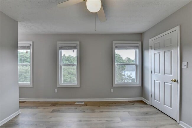 Building Photo - 3876 Meadow Creek Dr
