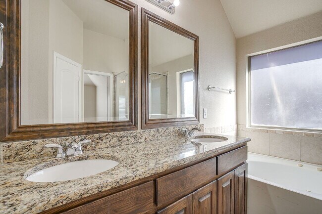 Building Photo - 3 bedroom, 2 bath Willow Park Beauty