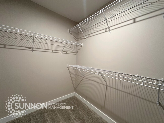 Building Photo - 3BR Townhome with Rooftop Deck in LoSo