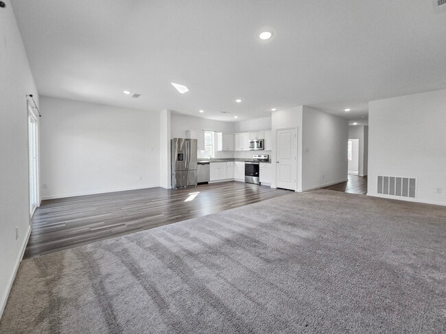 Building Photo - ***Move-in Special*** Move in by 11/30/202...