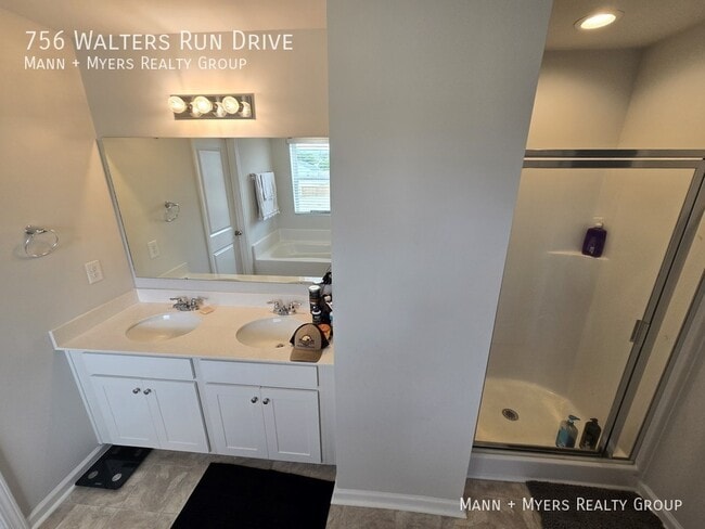 Building Photo - 756 Walters Run Dr