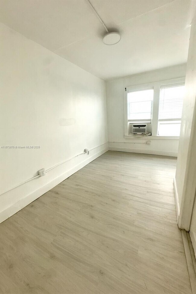 Building Photo - 967 SW 5th St