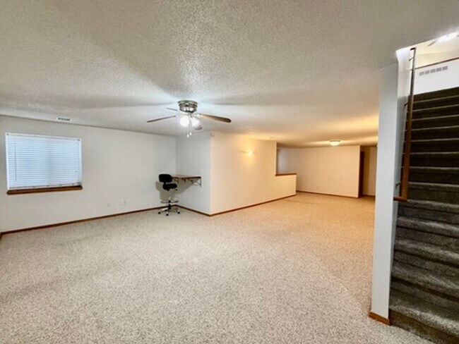 Building Photo - 4 bedroom Home in Regency Lakes!