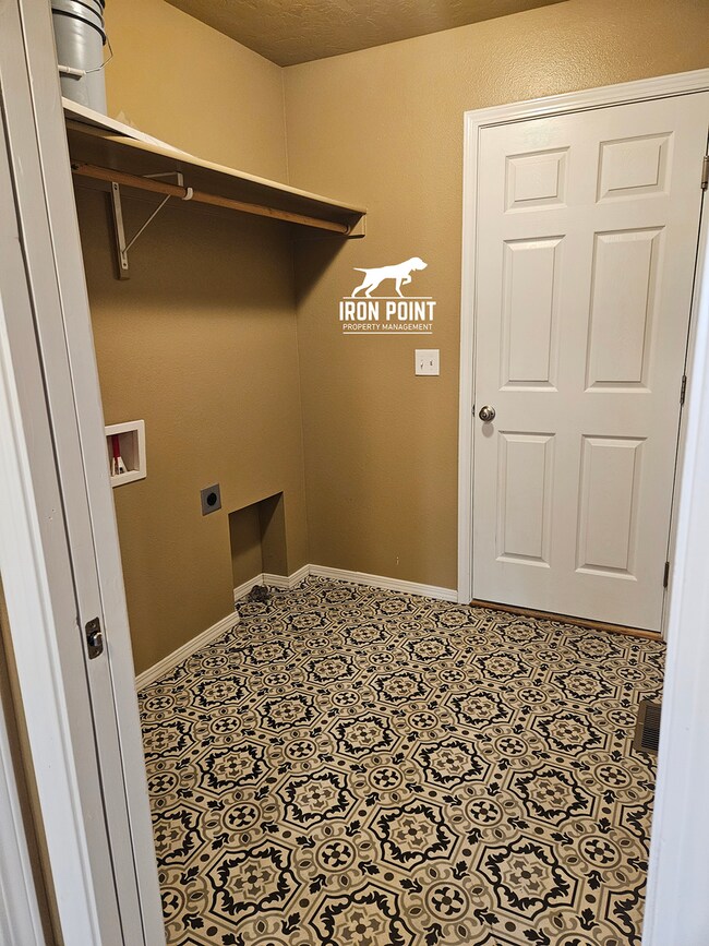 Building Photo - 3bed/2bath home w/bonus room, 2 car garage, fenced yard, and landscaping included.