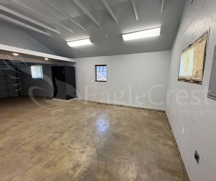 Building Photo - Three Bedroom, Two Bathroom House with Fenced Yard and Outdoor Fireplace