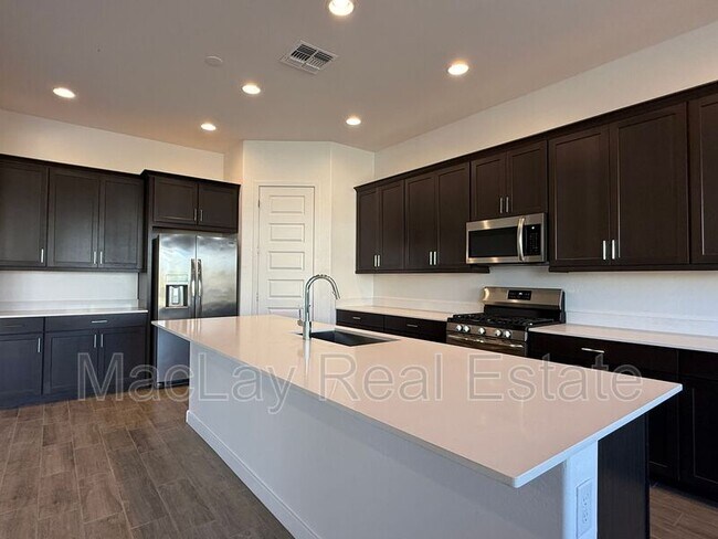 Building Photo - 2996 E Birdsong Ave