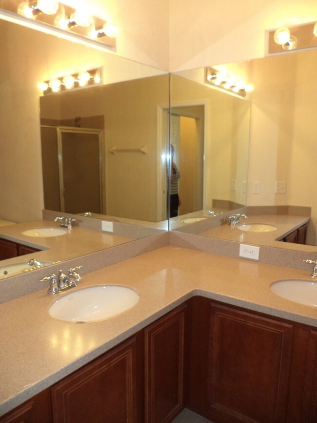 Building Photo - GATED COMMUNITY WITH COMMUNITY POOL