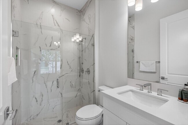Building Photo - 9249 Crestview Cir