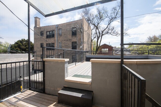 Building Photo - 2849 W Belmont Ave
