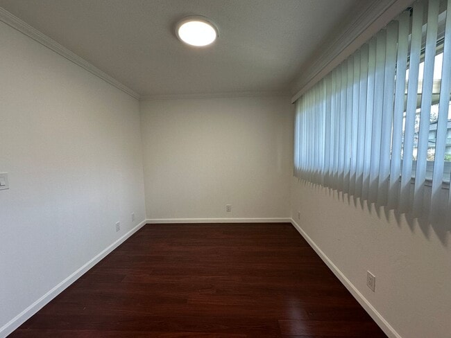 Building Photo - Updated 2 Bed / 1 Bath - Ground Floor Condo - Commuter-Friendly Location