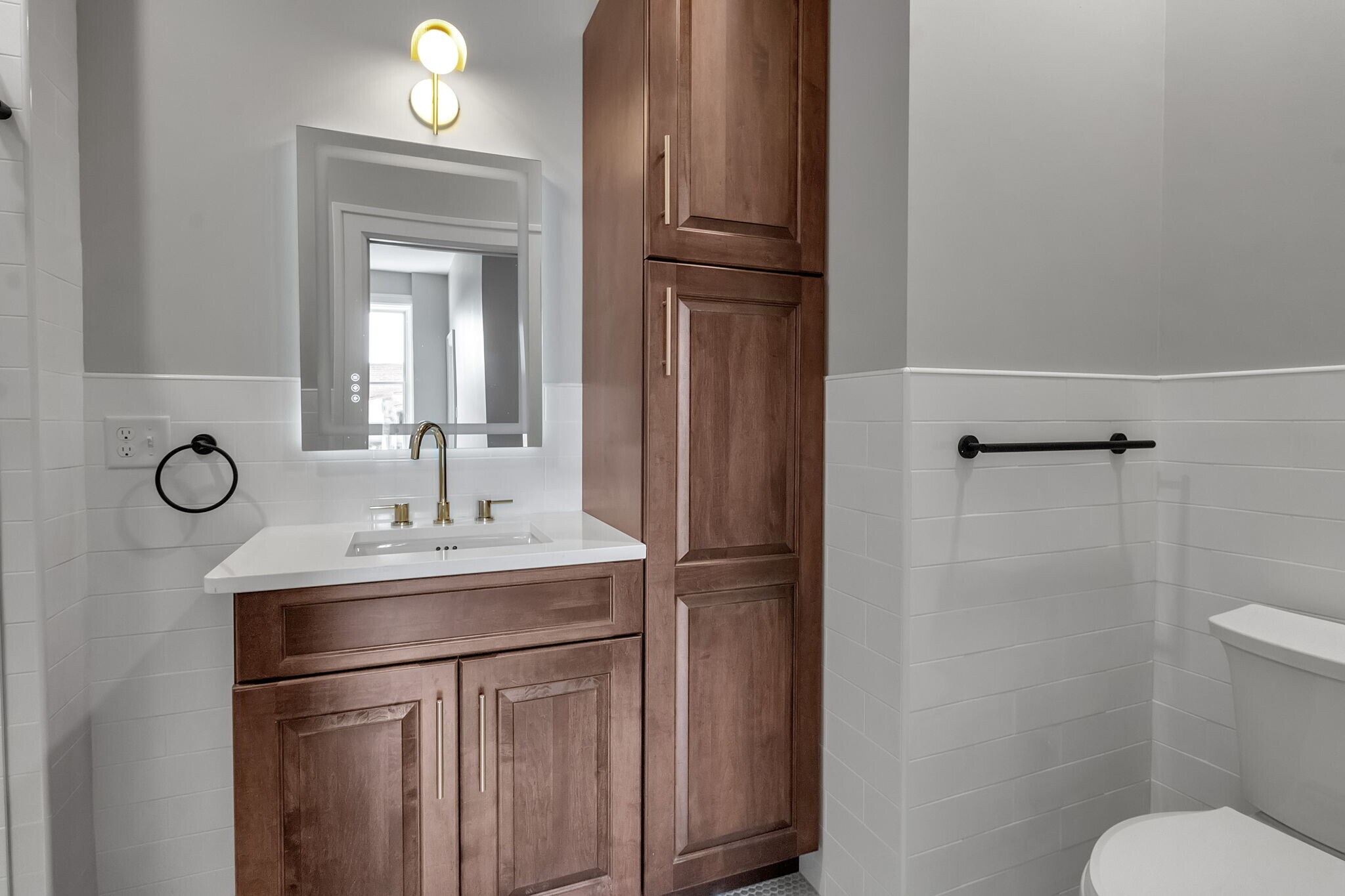 Building Photo - 670 Main St