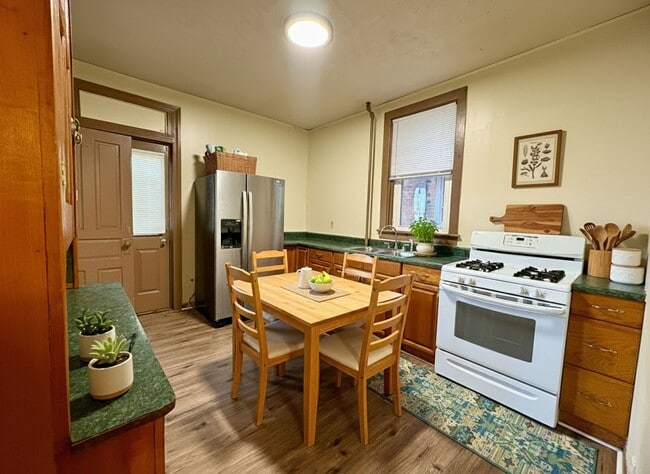 Building Photo - 3 Bedroom Single Family Home in Harrisburg!