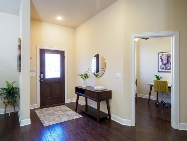 Building Photo - 5605 Roosevelt Ave