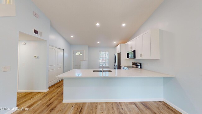 Building Photo - 450 Aquatic Dr