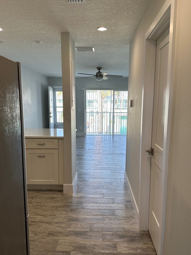 Building Photo - 541 S Peninsula Ave