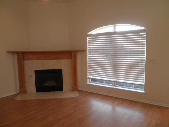 Building Photo - Nice 3 bedroom, 2 bath, 2 car garage in Noble