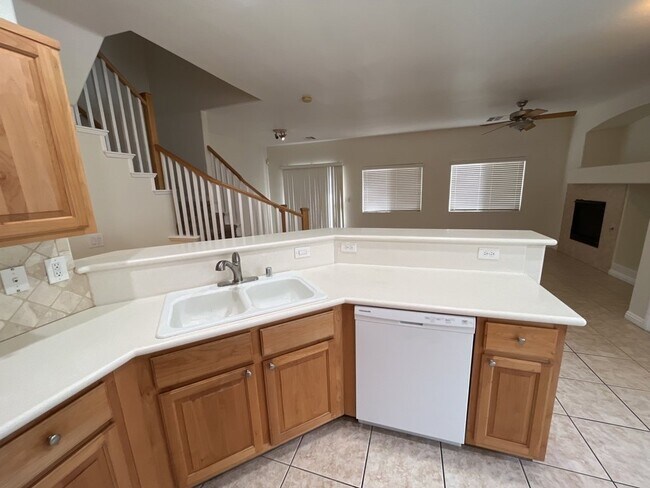Building Photo - SPACIOUS 3-BEDROOM 2 1/2 BATH TOWNHOME IN ...