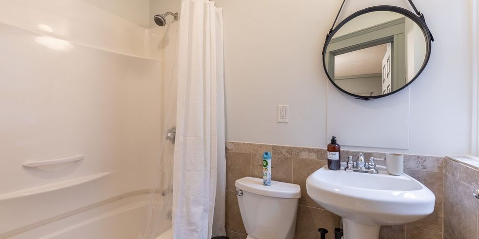 Building Photo - 61 Park Dr