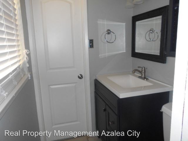 Building Photo - 3 br, 1.5 bath House - 605 Pineridge Place