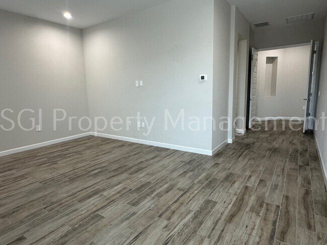 Building Photo - 6047 E Sinclair St