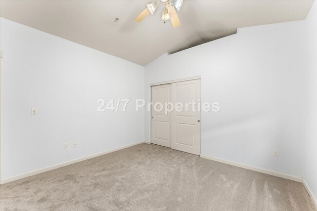 Building Photo - *MOVE-IN SPECIAL!* 3 BD I 2.5 BA Beaverton Townhome