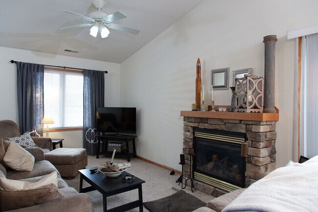 Building Photo - 409 Sarah Cir