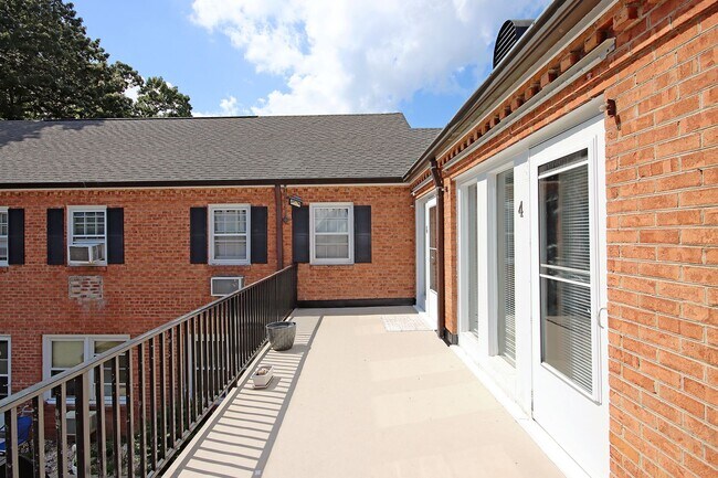 Primary Photo - Student-Friendly Ivy Rd Apartment Near Foo...
