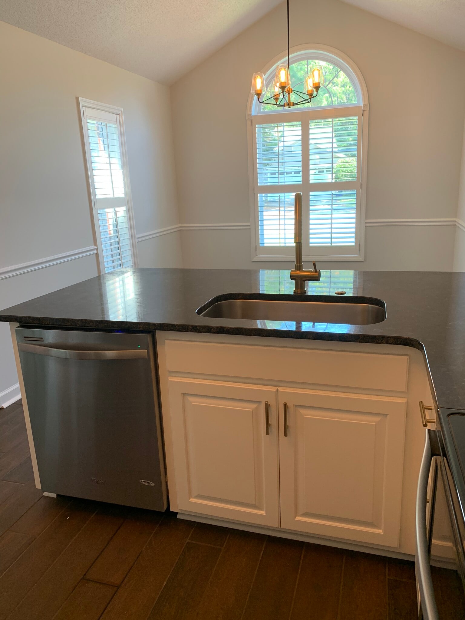 Renovated kitchen - 2067 Ayershire Ln