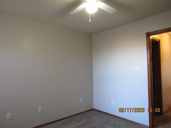 Building Photo - Crown Pointe Area!! PETS ARE NEGOTIABLE WI...