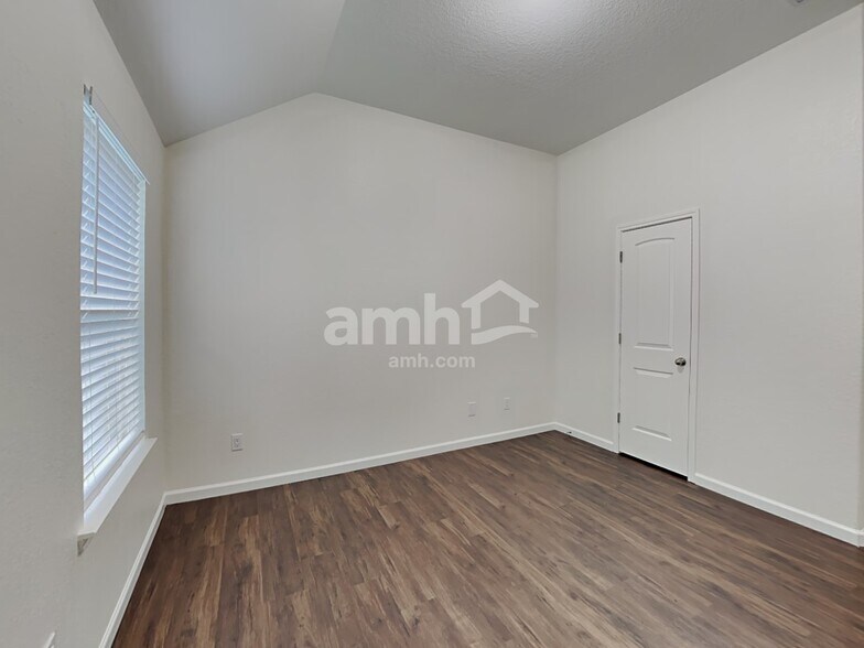 Building Photo - 232 Country Crossing Cir