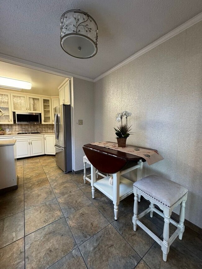 Building Photo - Elegant Geneva Heights Family Home