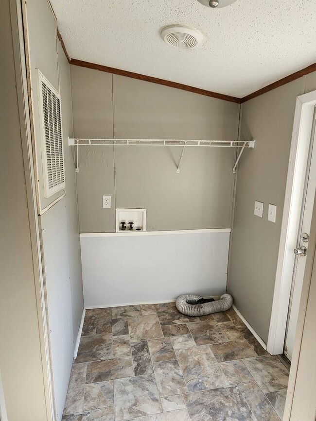 Building Photo - 7965 E Oglethorpe Hwy