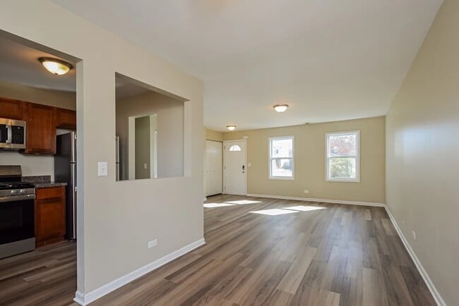 Building Photo - 881 Edenwood Dr