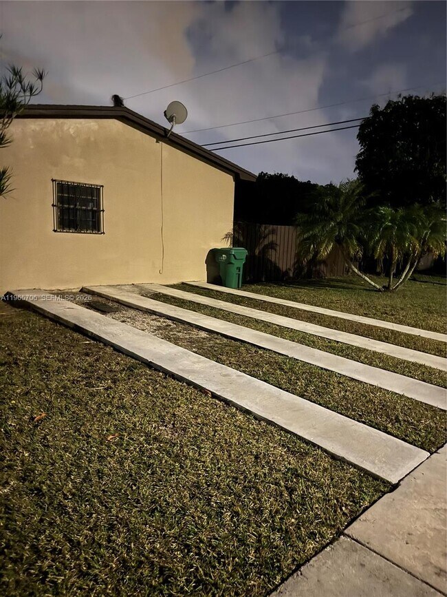 Building Photo - 16200 SW 97th Ave