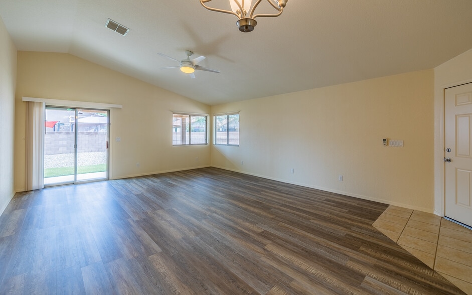 Great Room - 10397 E Rose Hill St