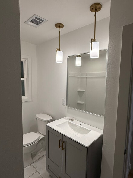 Building Photo - 730 E Shore Dr