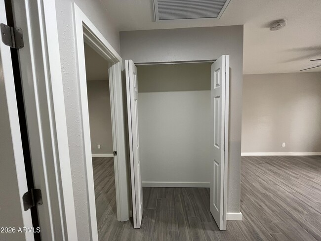 Building Photo - 2912 E Roeser Rd