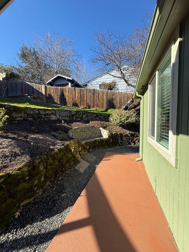 Building Photo - Cute Ashland Cottage | Two bedroom, two bath home | Available Now