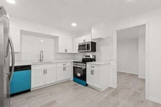Building Photo - NEWLY RENOVATED Home For Rent in St Petersburg!