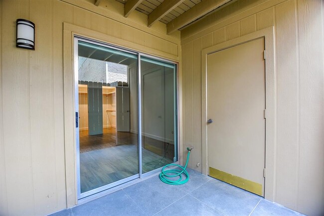 Building Photo - 700 Thicket Ln