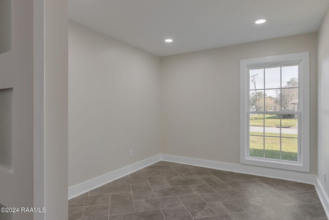 Building Photo - 300 Robert Lee Cir