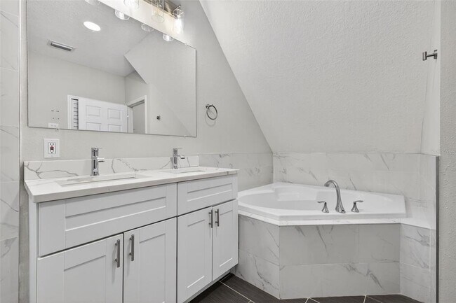 Building Photo - 4362 Tyler Cir N