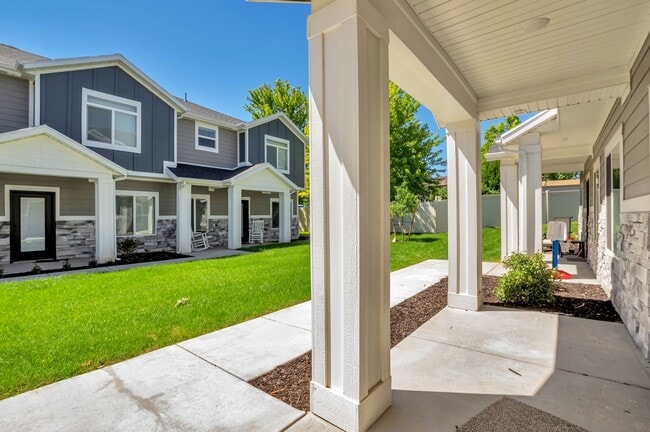 Building Photo - Stunning 3 Bed - 2.5 Bath Townhome in Amaz...