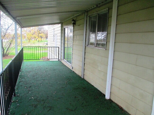 Building Photo - 2 Bedroom 2 Bath and 1,400 SqFt. $1,095 Re...
