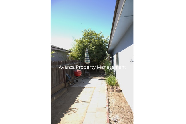 Building Photo - 1 Year Lease 1 Bed  1 Bath  Rent: $1,095 D...