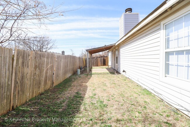 Building Photo - E 31st Ct Duplex